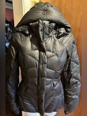 Vintage LULULEMON GET DOWN Jacket Size 8
Black Down Puffer Coat